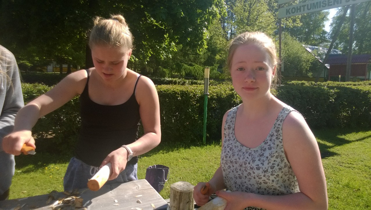 Jasmiin og Svanhildur í tálgun