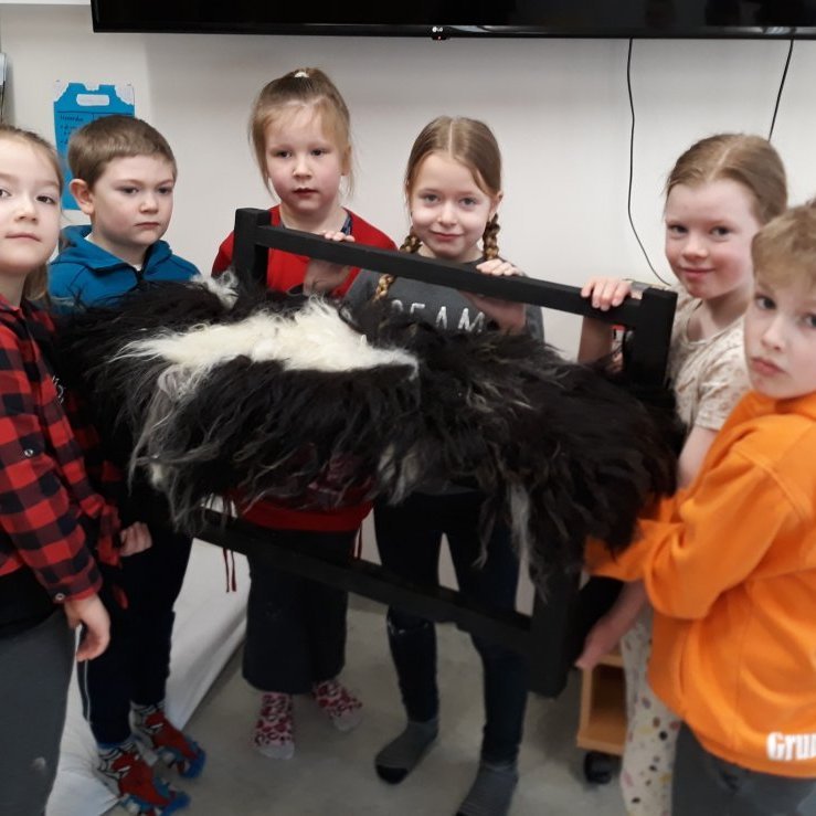 1bekkur-med-bekkinn-sinn