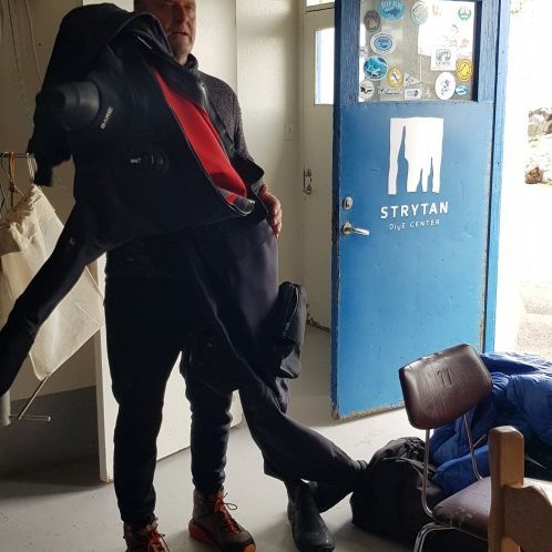 Erlendur Bogason sýnir krökkunum búnaðinn sinn.
https://www.strytan.is/