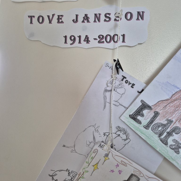 Í bókmenntaþema hjá 5. bekk kynntu nemendur sér fræga norræna barnabókahöfunda, æviferil þeirra og bækur. HC Andersen og ævintýrin hans, Tove Jansson og múmínálfana og svo Astrid Lindgren og allar hennar sögur en Lína langsokkur varð áttræð í fyrra. Afrakstur nemenda var fallegar myndskreyttar bækur með upplýsingum um höfund og uppáhaldssögur.