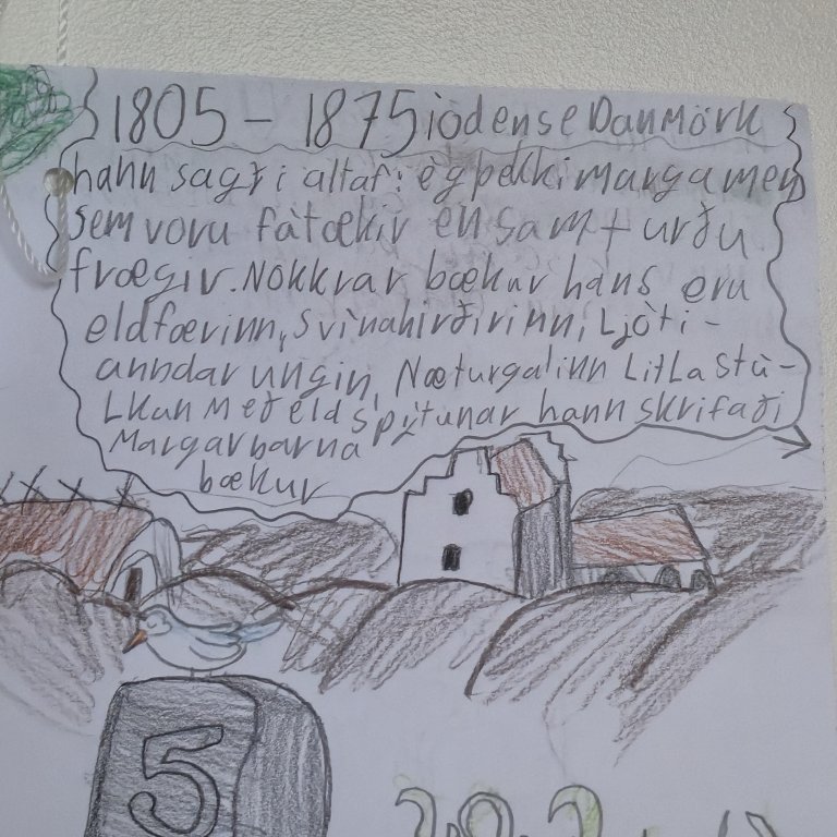 Í bókmenntaþema hjá 5. bekk kynntu nemendur sér fræga norræna barnabókahöfunda, æviferil þeirra og bækur. HC Andersen og ævintýrin hans, Tove Jansson og múmínálfana og svo Astrid Lindgren og allar hennar sögur en Lína langsokkur varð áttræð í fyrra. Afrakstur nemenda var fallegar myndskreyttar bækur með upplýsingum um höfund og uppáhaldssögur.