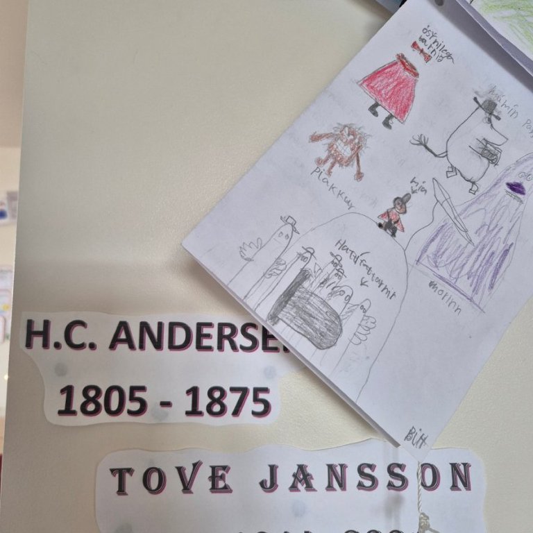 Í bókmenntaþema hjá 5. bekk kynntu nemendur sér fræga norræna barnabókahöfunda, æviferil þeirra og bækur. HC Andersen og ævintýrin hans, Tove Jansson og múmínálfana og svo Astrid Lindgren og allar hennar sögur en Lína langsokkur varð áttræð í fyrra. Afrakstur nemenda var fallegar myndskreyttar bækur með upplýsingum um höfund og uppáhaldssögur.