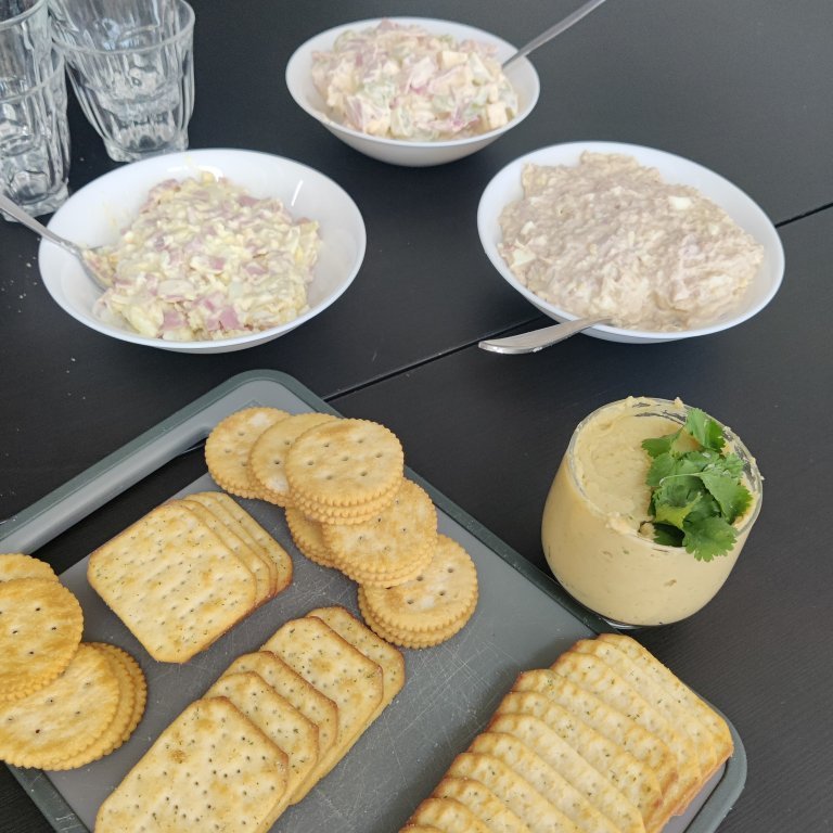 7. bekkur - hummus, ostasalat, skinkusalat og ostasalat