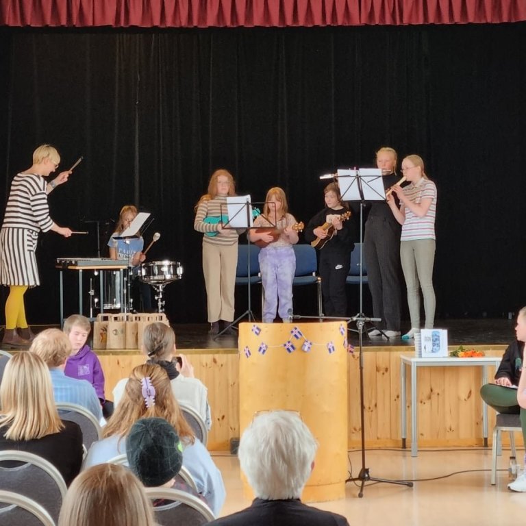 Maren, Hólmfríður, Tinna, Zofia, Katla, Jódís og Iðunn fluttu lagið Scarborough Fair