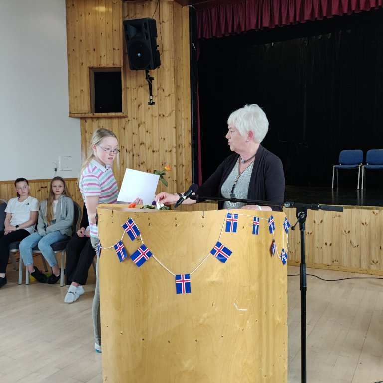 Tinna Marlis fær hér verðlaun fyrir 3.sætið