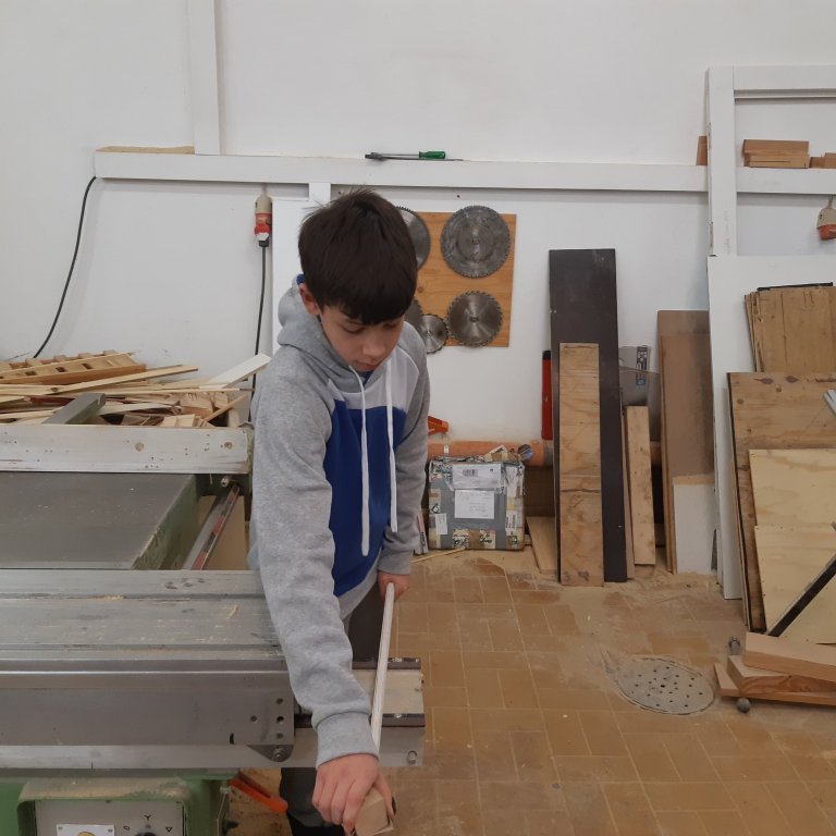 75557576_835324063554124_4764530435474587648_n