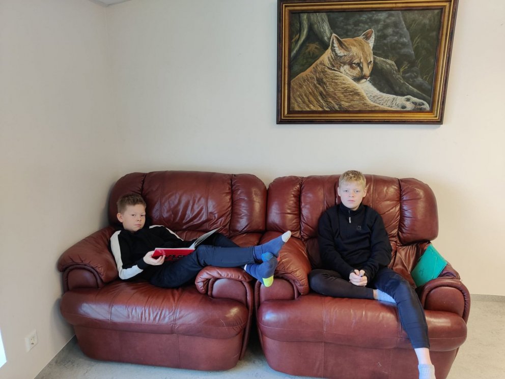 Hér láta tveir sjöunda bekkjar nemendur fara vel um sig!