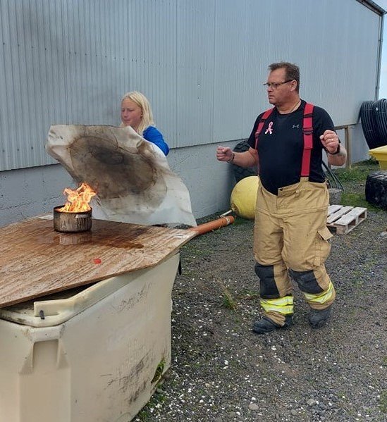 Nemendur í 7.-10.bekk æfa sig í að slökkva eld