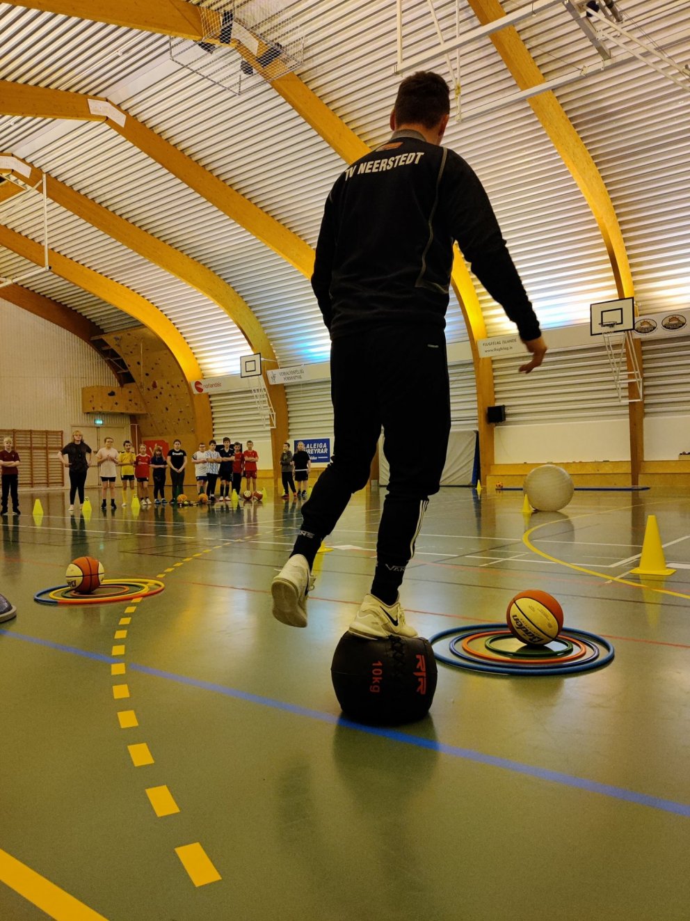 5. og 6.bekkur byrjar vikuna á hreyfingu