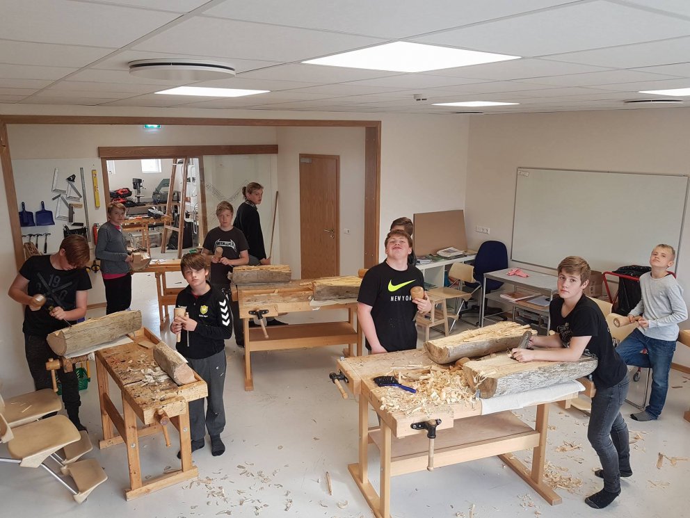 Ein af bundnu valgreinunum í vetur eru list- og verkgreinar hjá Hrafngerði. Þar eru nemendur að gera…