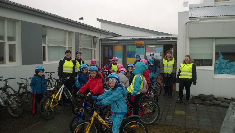 ...og þau eru flogin út í vorið!