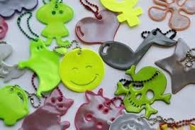 Í öllum bænum skellið á krakkana endurskinsmerkjum