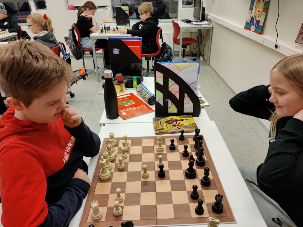 Nemendur í 5.bekk í skák á mánudagsmorgni