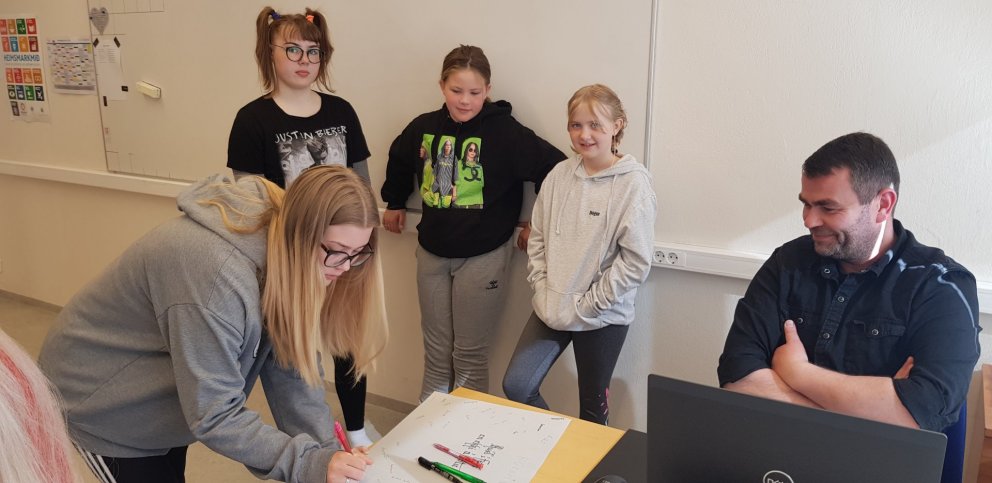 Umhverfisnefndin gekk á milli bekkja með sáttmálann til undirritunar