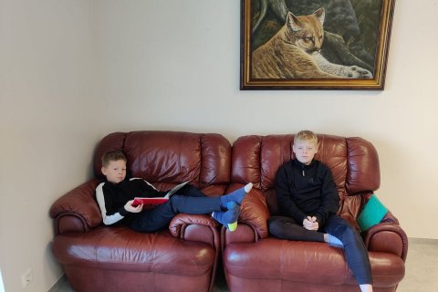 Hér láta tveir sjöunda bekkjar nemendur fara vel um sig!