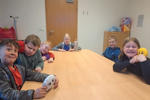 Nemendur í 2.bekk kunna að tjá tilfinningar sínar með svipbrigðum :)