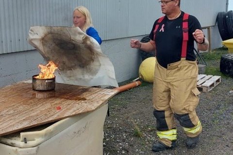 Nemendur í 7.-10.bekk æfa sig í að slökkva eld