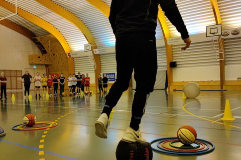 5. og 6.bekkur byrjar vikuna á hreyfingu