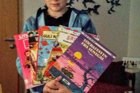 Hlynur færir skólanum gjöf