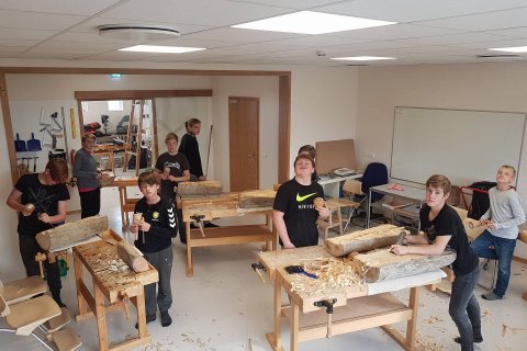 Ein af bundnu valgreinunum í vetur eru list- og verkgreinar hjá Hrafngerði. Þar eru nemendur að gera…