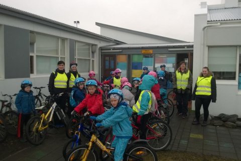 ...og þau eru flogin út í vorið!