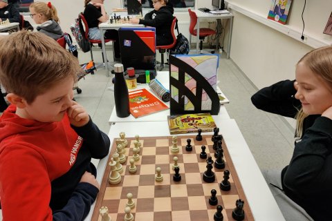 Nemendur í 5.bekk í skák á mánudagsmorgni