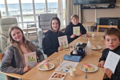 Vikulegar heimsóknir á Naust