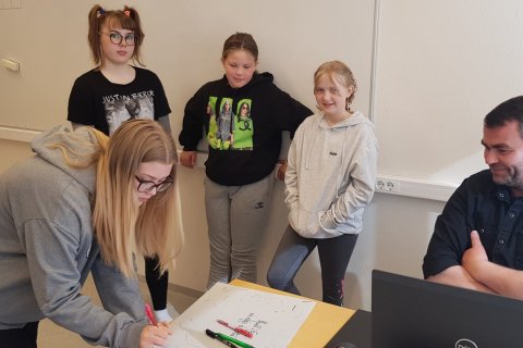 Umhverfisnefndin gekk á milli bekkja með sáttmálann til undirritunar